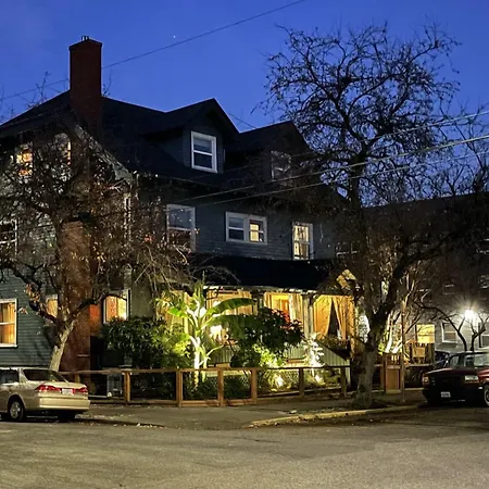 Portland International Guesthouse-3